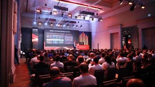 Encontro corporativo com plateia e apresentação